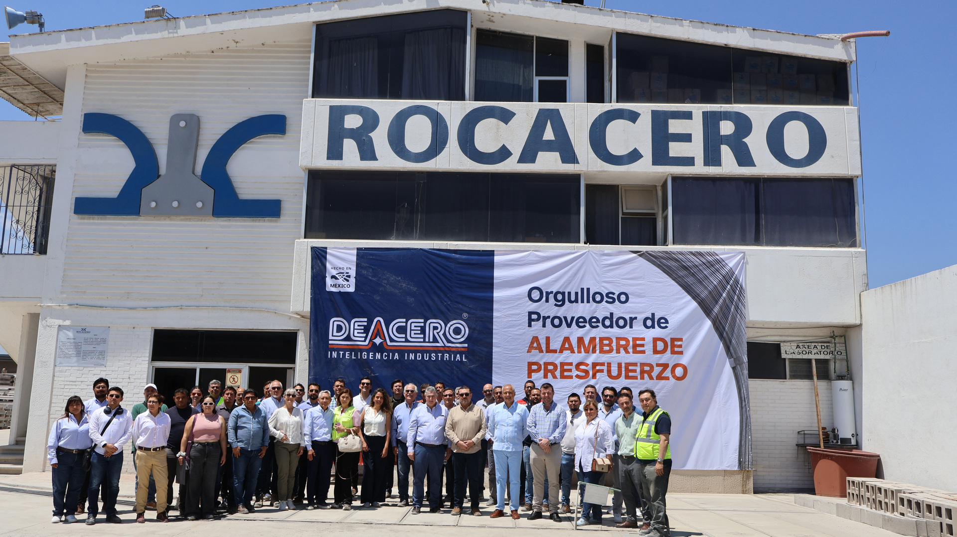 El equipo de Rocacero de Puebla frente a la planta